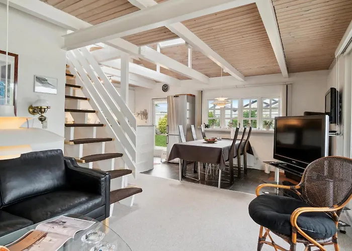 Three-bedroom In Feriehus Knebel